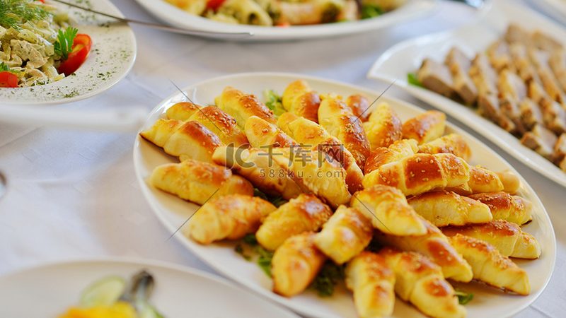 小食品代加工：揭秘其背后的行业秘密与适合人群**
